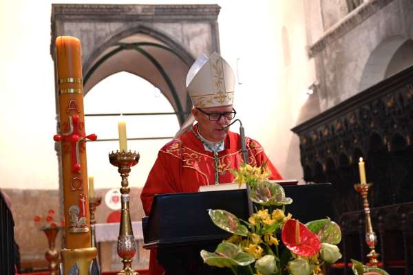 Poziv nadbiskupa Zgrablića na Duhovsko bdjenje u katedrali sv. Stošije u Zadru