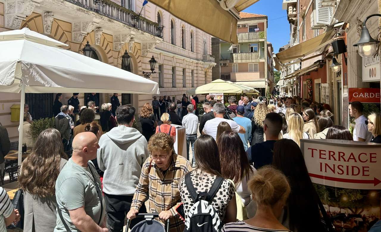 “19 minuta šutnje za Luku”: Građani ispred suda tražili pravdu i sigurnije društvo