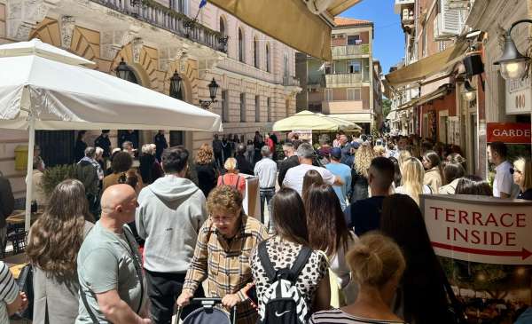“19 minuta šutnje za Luku”: Građani ispred suda tražili pravdu i sigurnije društvo