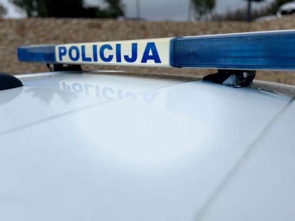 Požar u stanu u Zadru: policajac izvan službe i građani spasili muškarca