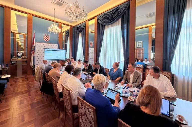 Održan Kolegij gradonačelnika: od upravljanja grobljima i taxi prijevoza do ljetnih programa i socijalnih mjera