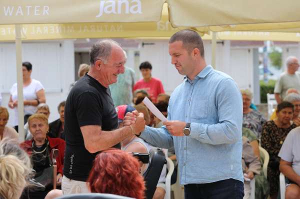 OPĆINA VIR Umirovljenicima i socijalnim kategorijama stanovništva uručena su rješenja za jednokratne materijalne potpore.