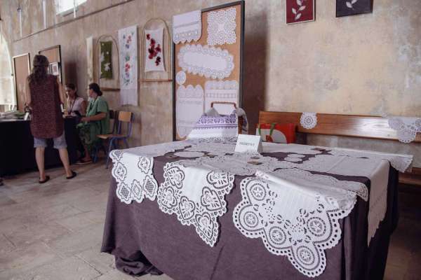 Svečanom podjelom zahvalnica i koncertom Matije Cveka & The Funkensteinsa završeno 15. izdanje Međunarodnog festivala čipke u Pagu.