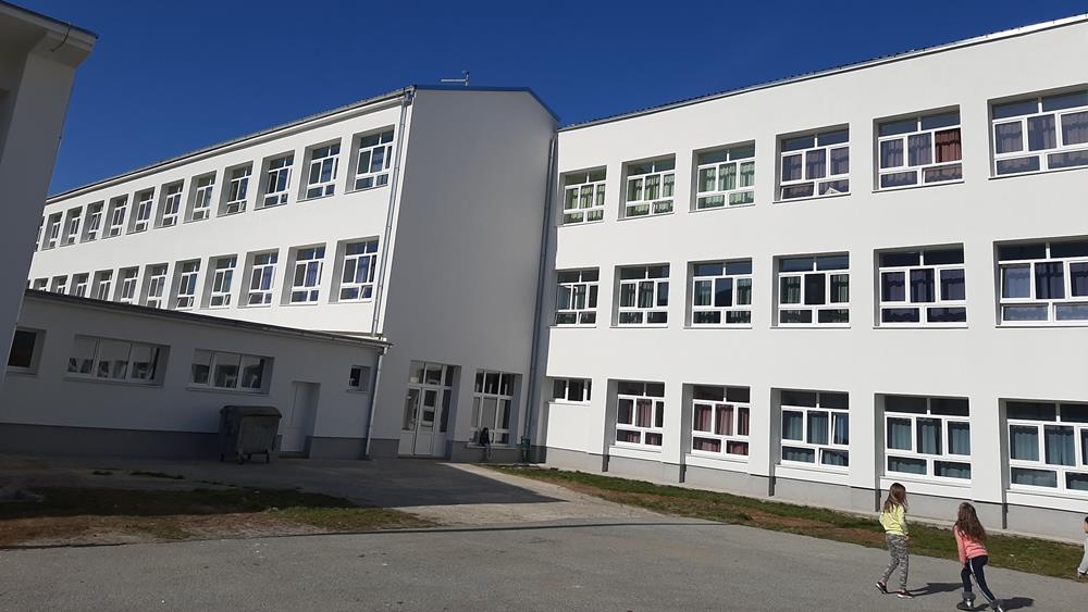 Završila energetska obnova OŠ Nikole Tesle u Gračacu; smanjena potrošnja energije za 56%