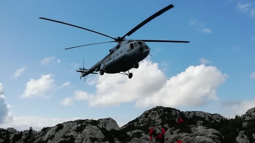 Helikopter HRZ-a i HGSS tragaju za nestalom osobom na području Benkovca