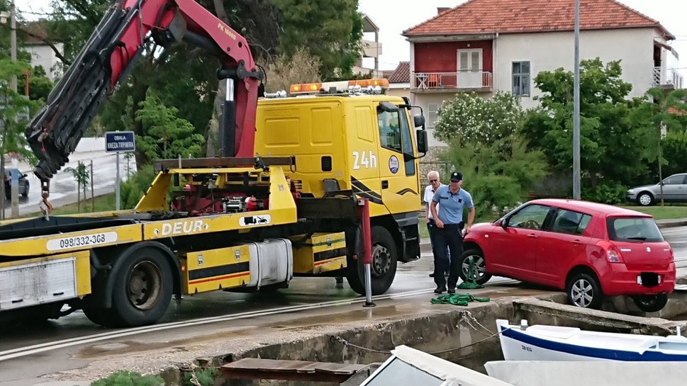 Automobil uletio u more u uvali Draženica