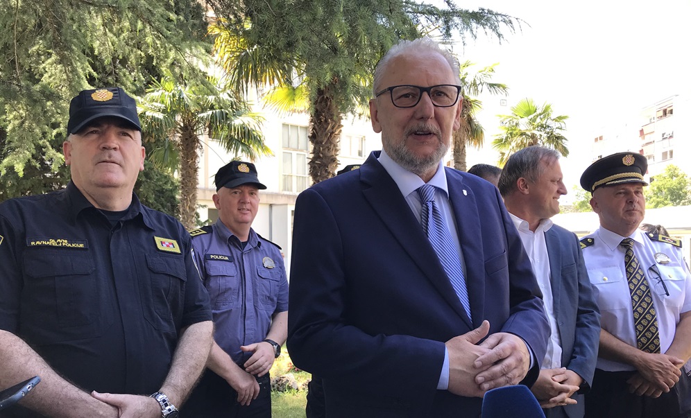 BOŽINOVIĆ OPET U ZADRU Ministar policije na polaganju vijenaca za 112.-tu brigadu i na sastanku sa županijskim stožerom