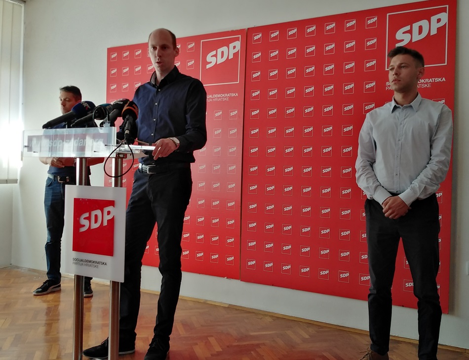 KLUB VIJEĆNIKA SDP-A PREDSTAVIO 11 AMANDMANA NA PRORAČUN Traže uvođenje jednokratne pomoći za osnovnoškolce u riziku do siromaštva, Božićnice za umirovljenike...
