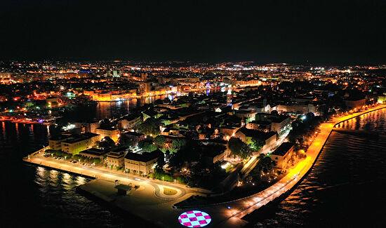 ZADAR SLAVI "OLUJU" Vatromet, budnica, Zadar u bojama hrvatske zastave i grba...