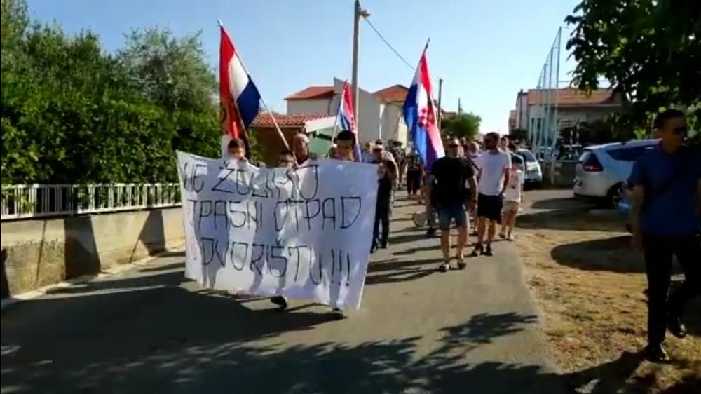 SINJORETOVO NA NOGAMA Prosvjedom poručili: "Ne želimo opasan otpad u svome dvorištu!"