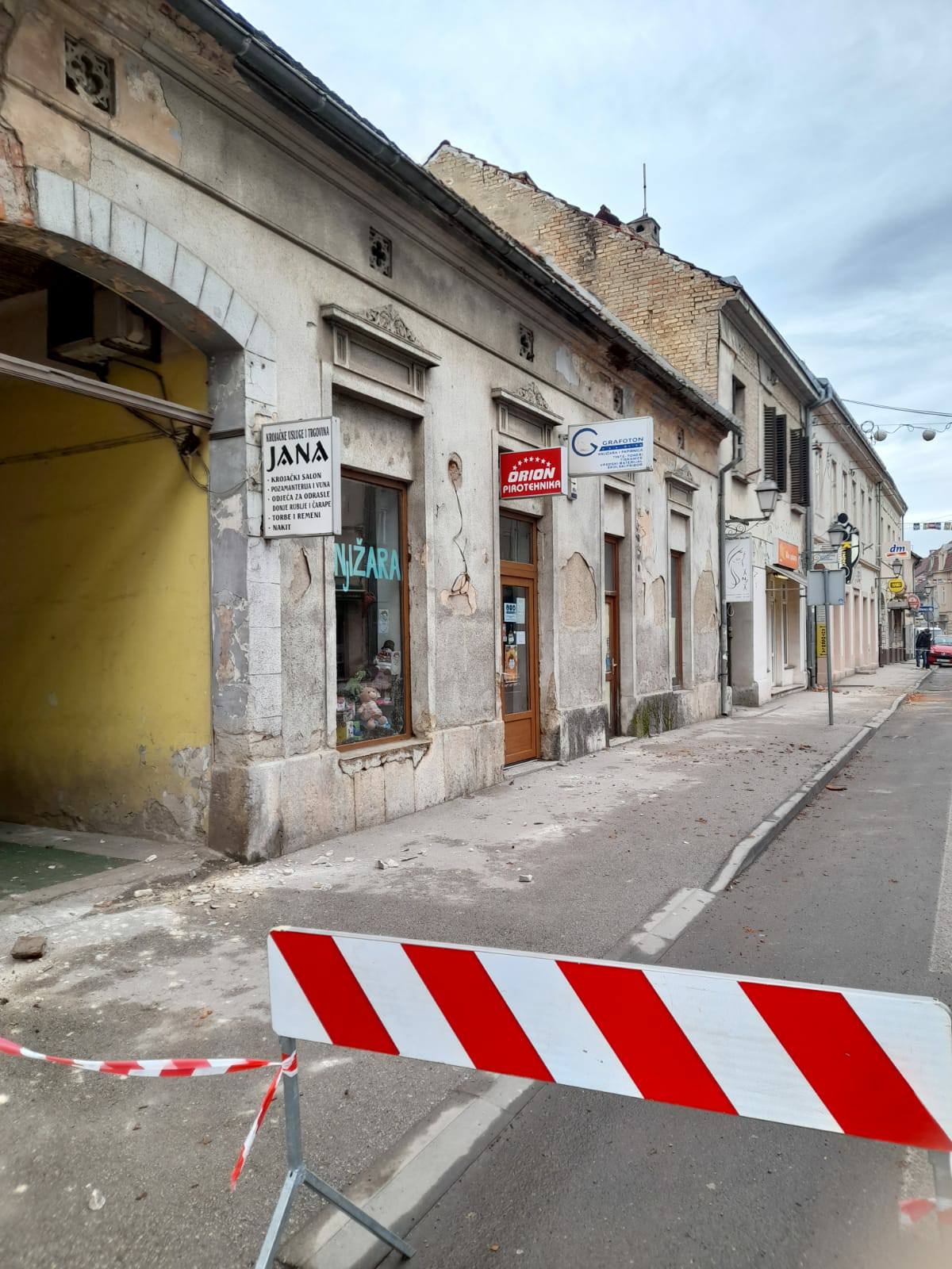 HGSS Zadar na stradalom području. Lovrić: "Prizori su prežalosni, obitelj s malom bebom provela noć u vozilu"