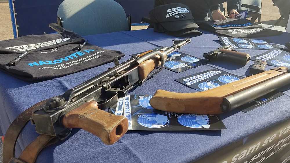 PU ZADARSKA Dvojica muškaraca (24) i maloljetnik u Polači  pucali iz vatrenog oružja, policija kod njih pronašla arsenal oružja