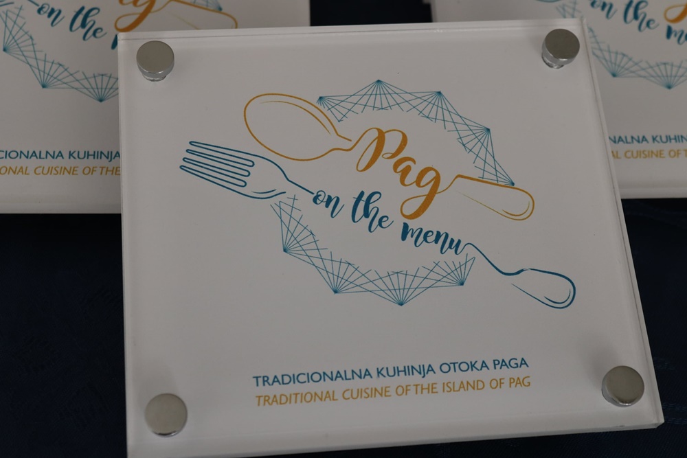 Uručeni certifikati i oznake Posebnog standarda „Pag na meniju”