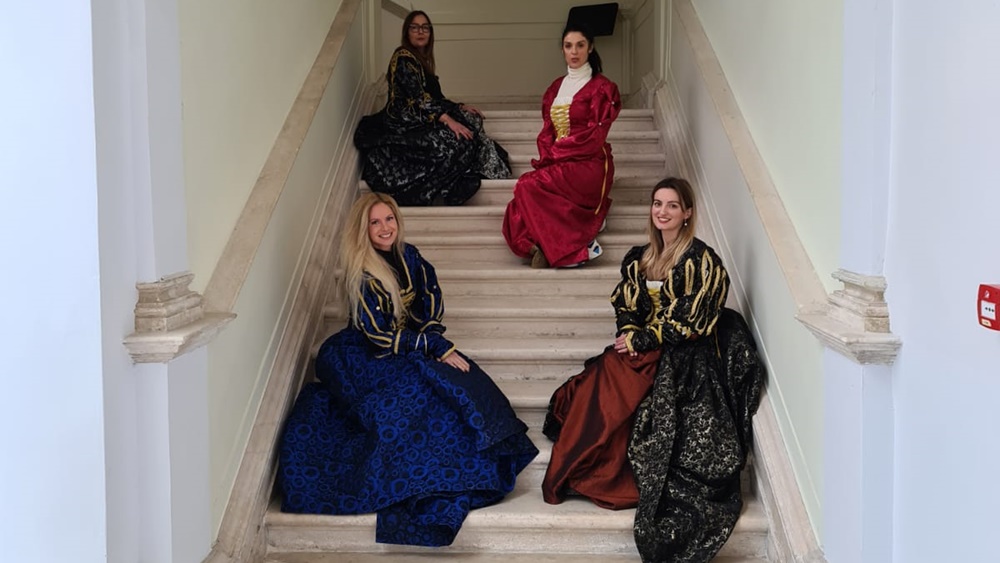 „MUZEALCI ČITAJU BAJKE“ Točno u podne na tren postanite princeze i prinčevi, kraljice i kraljevi.....