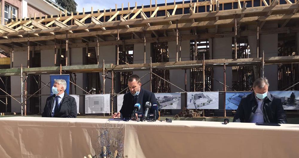 ERLIĆ PREDAO DUKIĆU DVA UGOVORA Centar za mlade gotov do lipnja, kreće gradnja senzorskog igrališta za djecu s posebnim potrebama