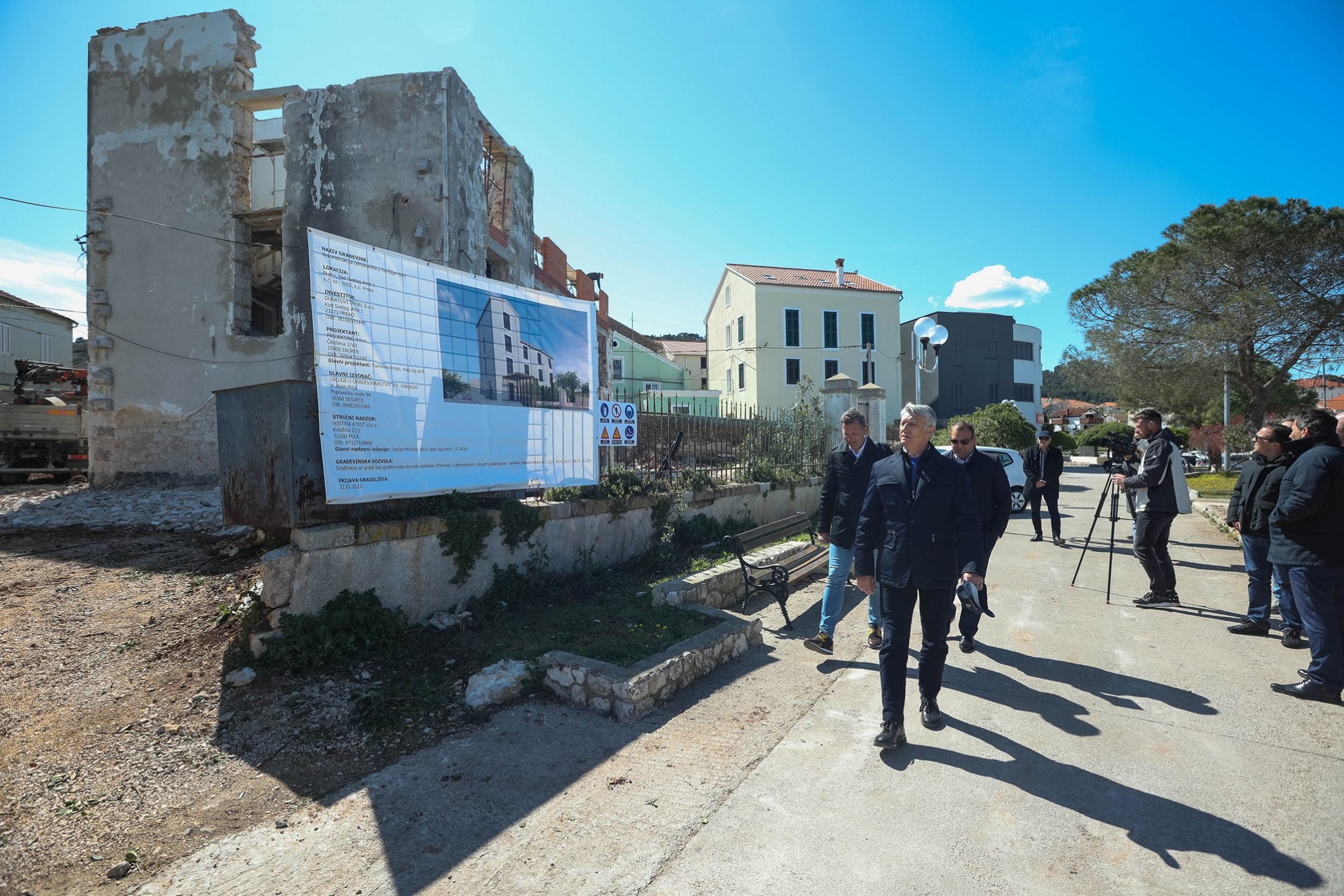 PREKO DOBIVA NOVI HOTEL, UGLJAN NOVOUREĐENI DRUŠTVENI DOM; Dovršena i prva faza nove ribarske luke Vela Lamjana