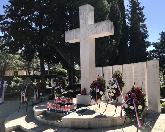 Položeni vijenci kod središnjeg križa na Gradskom groblju u povodu Dana državnosti