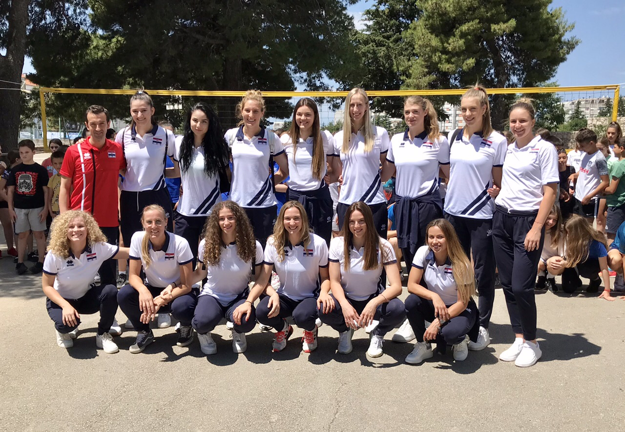 ODBOJKAŠICE HRVATSKE U OŠ SMILJEVAC  Važno je djecu potaknuti da se bave sportom