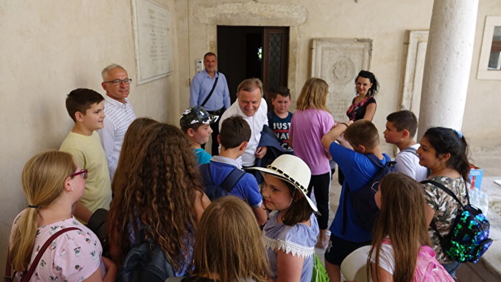 UČENIKE IZ GLINE PRIMIO GRADONAČELNIK DUKIĆ Humanitarna akcija OŠ Š.K.Benje - „Glini ZaDar“ – primjer plemenitosti, humanosti i suradnje