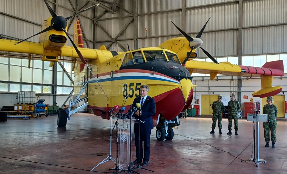 PLENKOVIĆ S MINISTRIMA POSJETIO VOJARNU "MIRKO VUKUŠIĆ" U ZEMUNIKU Protupožarnoj eskadrili poručili: "Pokazali ste se kao najhrabriji i vrlo vas cijene naši saveznici"