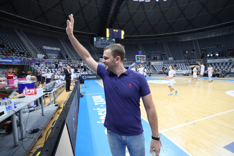 ABA liga i KK Zadar najtrofejnijem igraču Zadra Jakovu Vladoviću povodom igračkog umirovljenja uručili dres s brojem 5