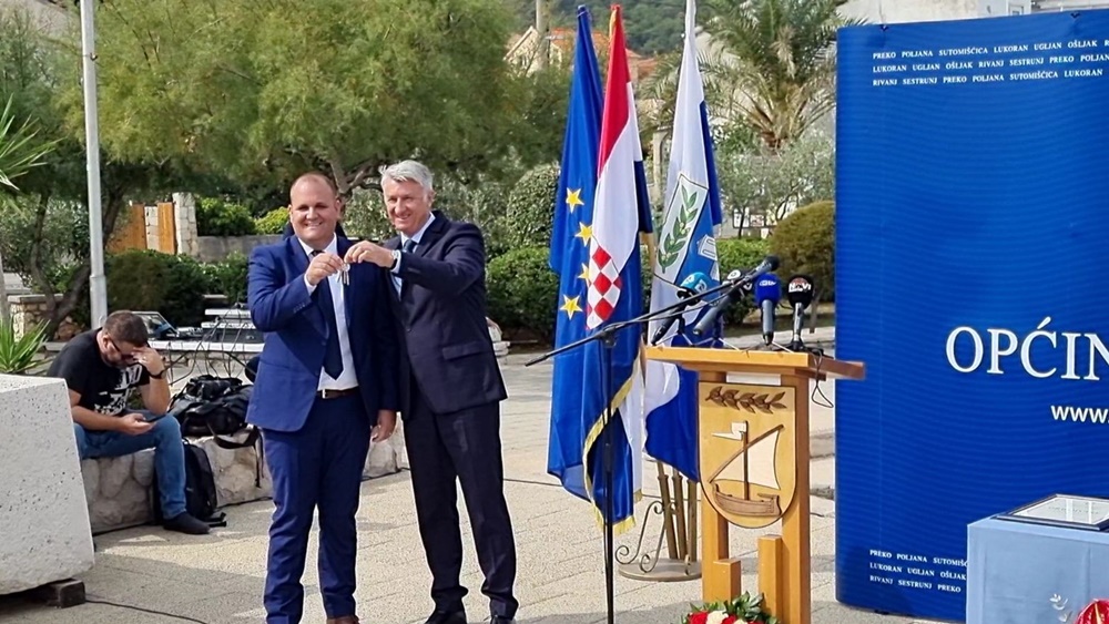 NAČELNIK BRIŽIĆ POVODOM DANA OPĆINE PREKO Dovršili smo dječji vrtić, rekonstruirali Društveni dom, uredili dvije plaže, do kraja godine započinjemo radove na novom groblju te krećemo u treću fazu gradnje trajektnog pristaništa!