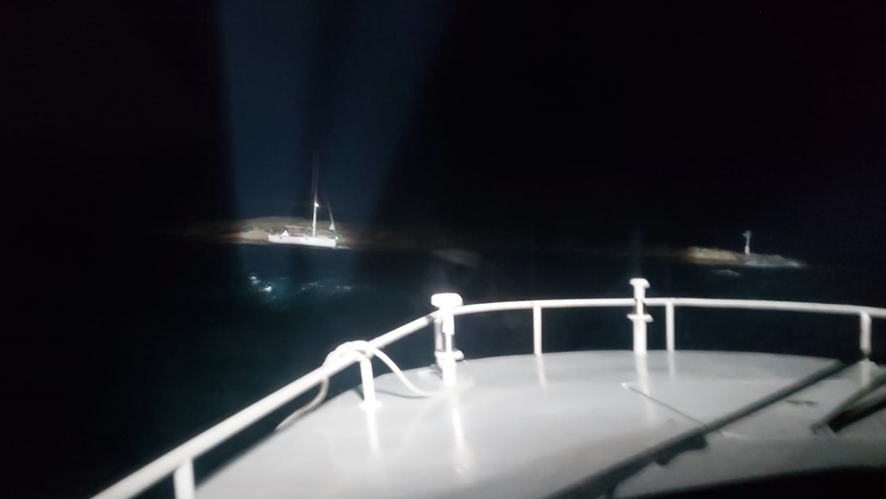 PANIKA NA NASUKANOJ JEDRILICI Lučka kapetanija i ribarica po olujnoj buri spašavali posadu jedrilice kod otoka Vrtlac, jedna osoba doživjela šok
