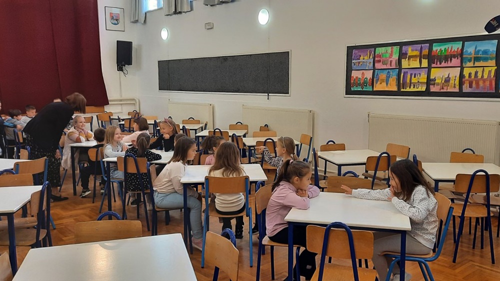 Većina učenika u ponedjeljak se vraća u školske klupe; u Zadarskoj županiji neke škole ostaju na online nastavi