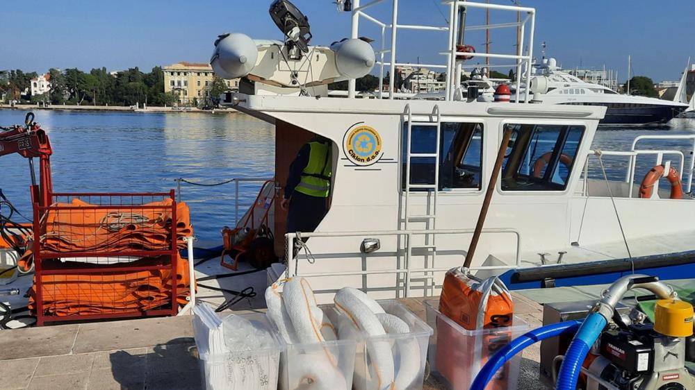 PREZENTIRANA OPREMA ZA SANACIJU ONEČIŠĆENJA MORA  Oprema kojom raspolaže ŽOC je vrhunska, i u najkraćem roku sanira morska onečišćenja