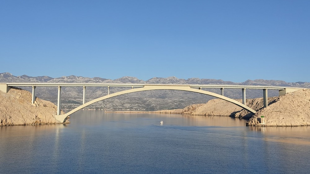 NESTAO MLADI RIBAR Kod Paškog mosta noćas se prevrnula brodica, tri osobe spašene, za četvrtom se intezivno traga