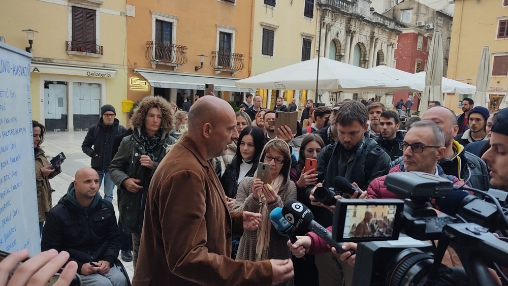 BURNO NA TRGU Pupiću Bakraču nije dozvoljen ulazak u vijećnicu, Vučetića izviždali prosvjednici