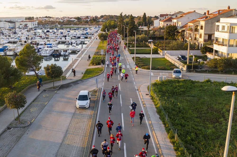 U NEDJELJU ĆE TRČATI PREKO 300 TRKAČA Zadar Christmas Run 2021. - trkački božični spektakl u crvenim božičnim kapicama