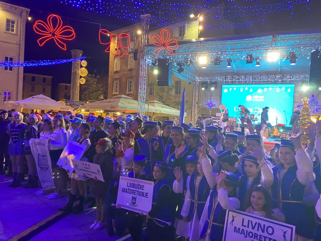 DRŽAVNA SMOTRA Mažoretkinje pokazale svu raskoš mažoret plesa i obogatile adventski program