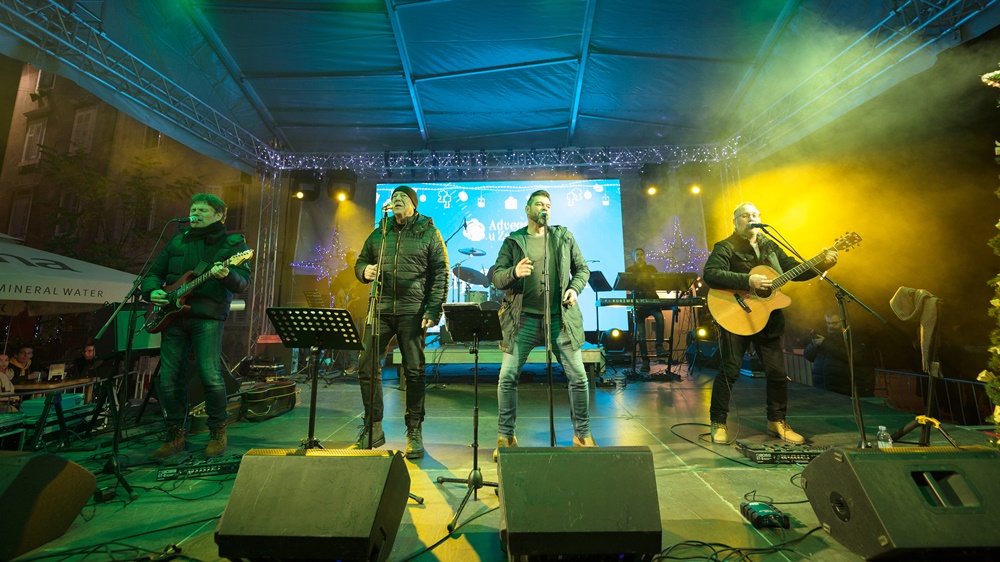 Sinoć je na adventskom trgu nastupila legendarna zadarska grupa Forum; večeras koncert Sexymotherfuckers-a