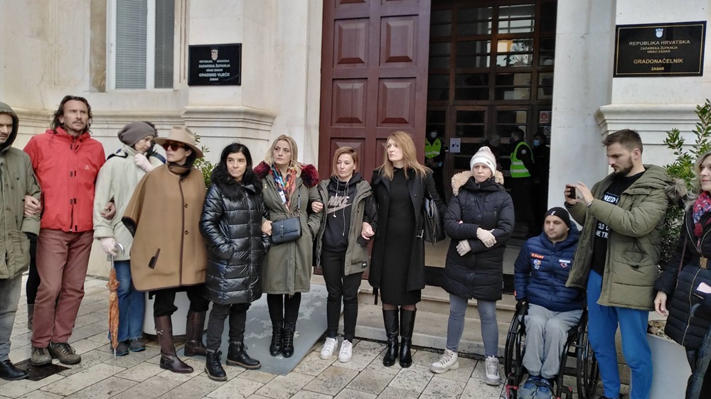 BURNO NA TRGU Ričard došao u kapsi; Botić s prosvjednicima formirala živi zid na ulazu u Grad