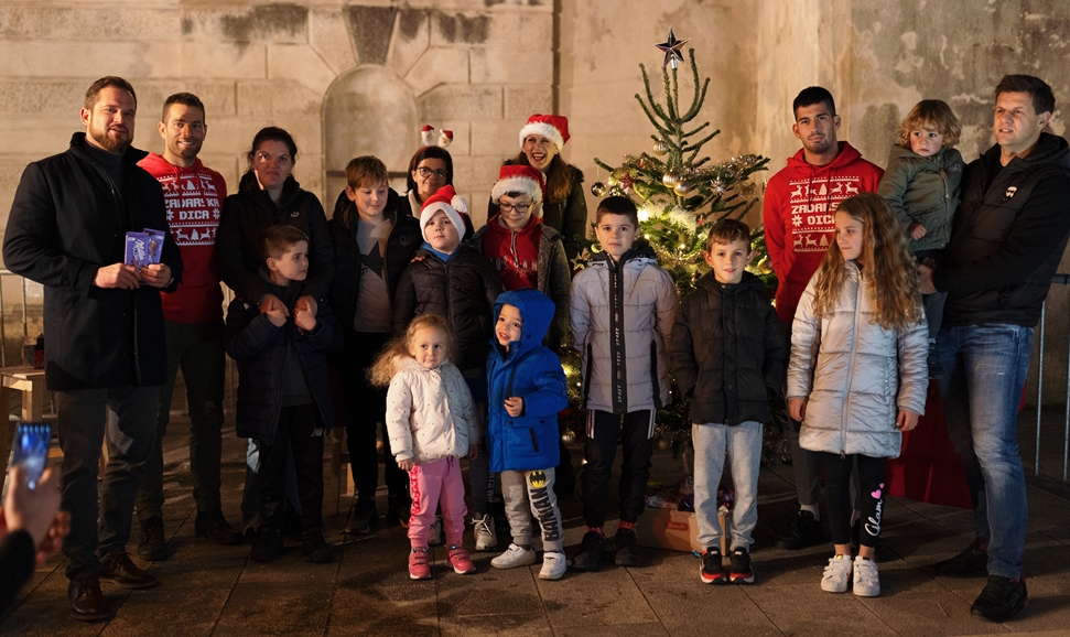 Mali "cukrići" kitili bor na adventskoj kućici "Zadarska dica"