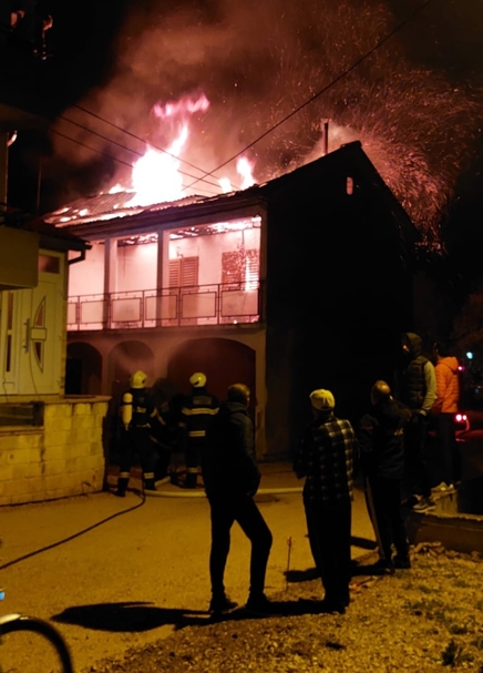 Sinoć požar na obiteljskoj kući u Sukošanu