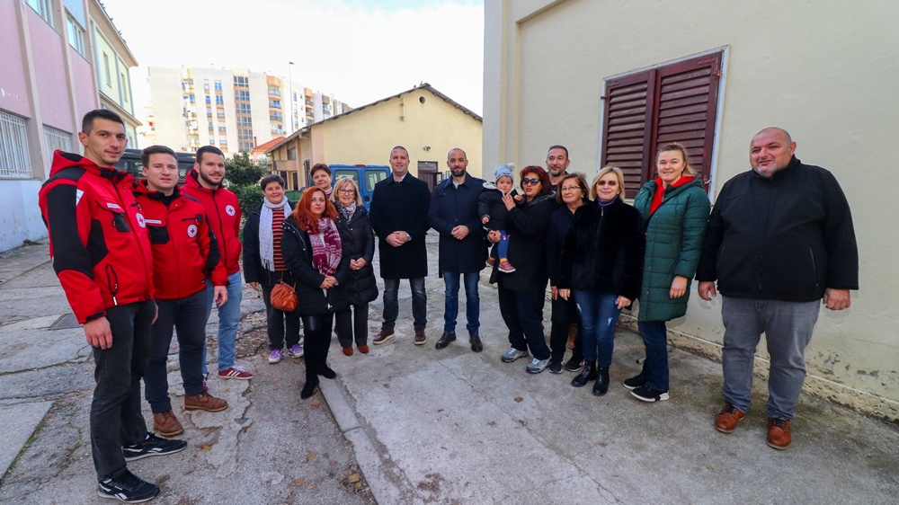 Virani donirali oko tri tone humanitarne pomoći zadarskoj Pučkoj kuhinji i Socijalnoj samoposluzi