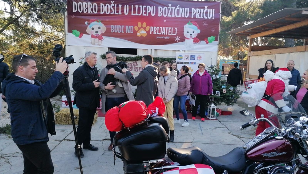 Božićno druženje "Budi mi prijatelj" u azilu na Žmirićima
