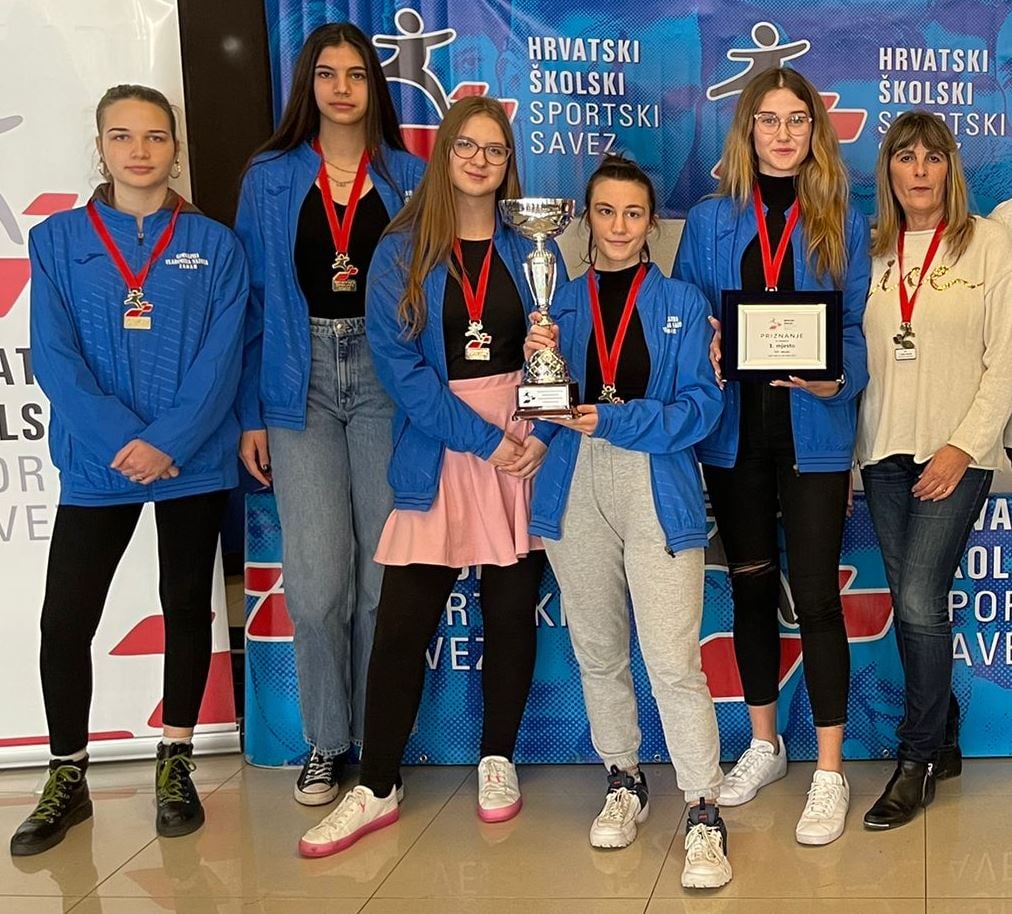 Učenice Gimnazije Vladimira Nazora iz Zadra okrunile se naslovom državnih prvakinja u šahu!