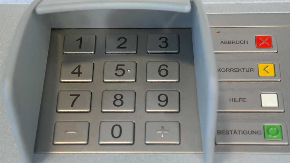 RAČUNALNA PRIJEVARA Ukrala bankovnu karticu i podignula novac na bankomatu