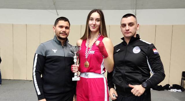 PH U BOKSU U ZADRU Ivona Galešić iz Aresa zlatna, Valerija Stipanić iz Sv. Krševana srebrna