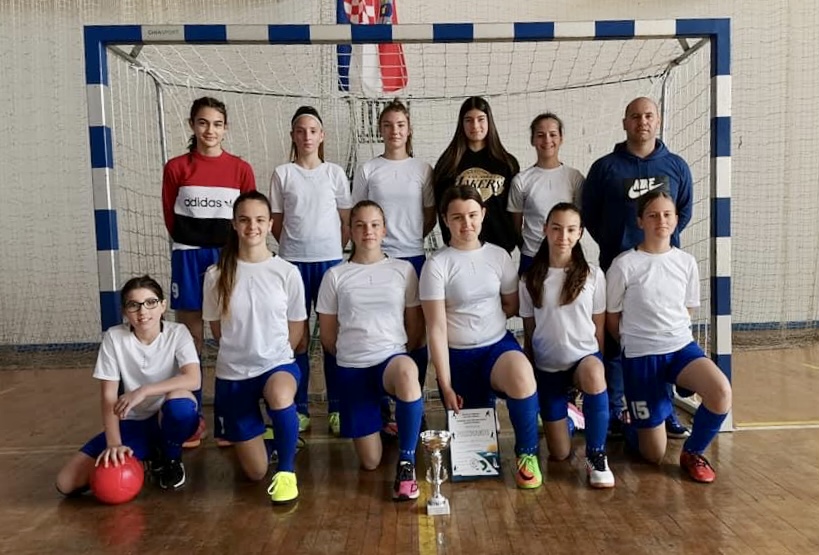ŽUPANIJSKA ZAVRŠNICA OŠ U FUTSALU Prva mjesta osvojili učenici Škabrnje i učenice Bartula Kašića