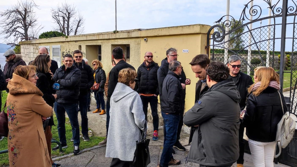 NEZADOVOLJNI GRAĐANI ISPRED DOMA ŽUPANIJE Želimo da ova zgrada bude otvorena za sve građane!