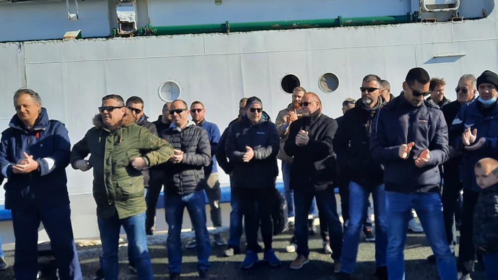 PROSVJED STRUKOVNOG SINDIKATA POMORACA JADROLINIJE Dosta nam je! Želimo nacionalni kolektivni ugovor, plaćene prekovremene, obnavljanje zastarjele flote….