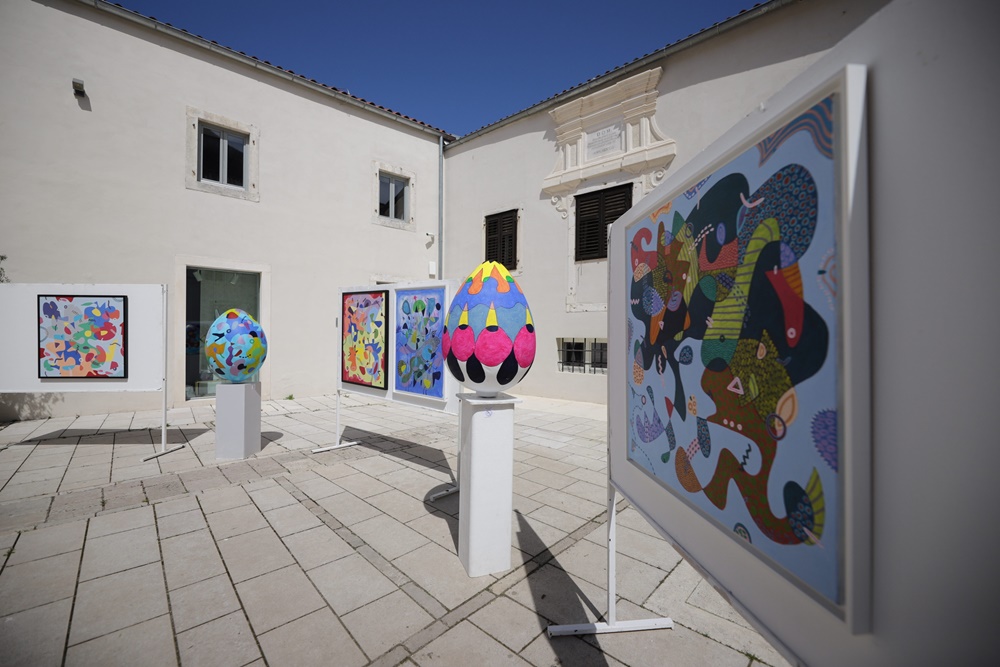 Otvorena uskrsna izložba u atriju palače Cedulin; glazbeni program na Narodnom trgu