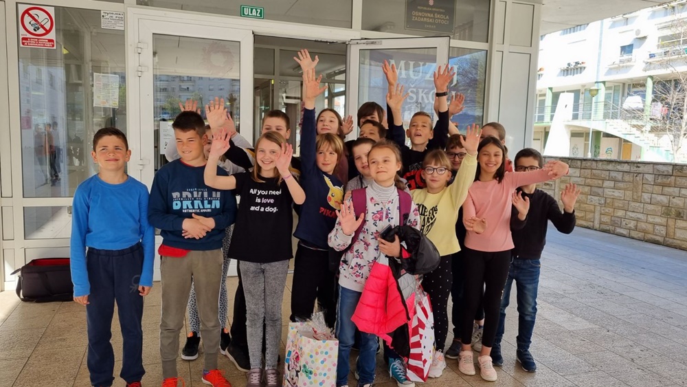 [FOTO] NOVI RADIO uručio 14 poklon bonova i slatkih paketa djeci iz Ukrajine