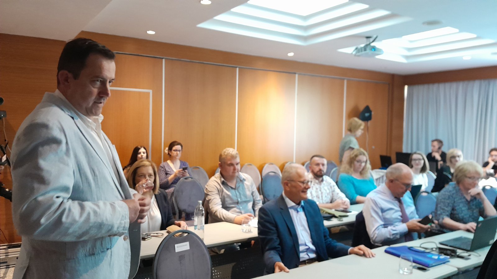 O INFLACIJI, UVOĐENU EURA, CIJENAMA ENERGENATA I ZELENOJ TRANZICIJI Predstavništvo Europske komisije danas i sutra u Zadru održava seminar za medije