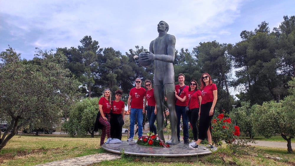 27 GODINA OD SMRTI KOŠARKAŠKOG VELIKANA Članovi HULL-a podružnice Zadar položili vijenac ispred kipa Kreše Ćosića