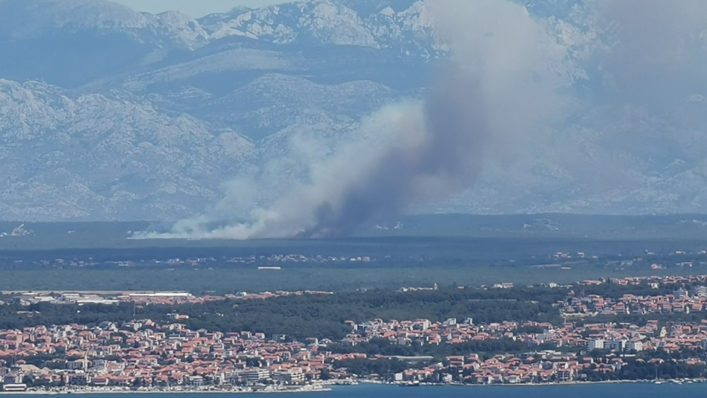 POŽAR U VISOČANIMA Vatra i dalje bukti i ide prema kućama!